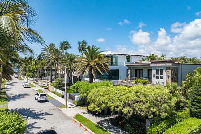 Many of the single family homes in Idlewyld offer two stories with views to the water.