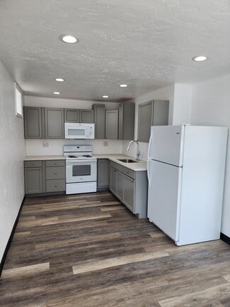 21 S 4th St, Youngwood, PA 15697