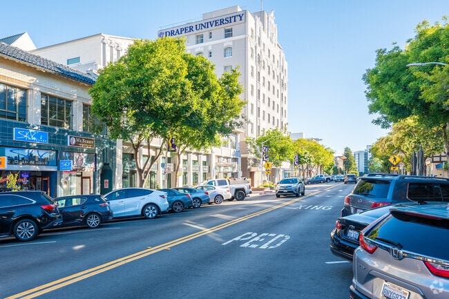 Downtown Burlingame has shops and restaurants for residents of Mills Estates.