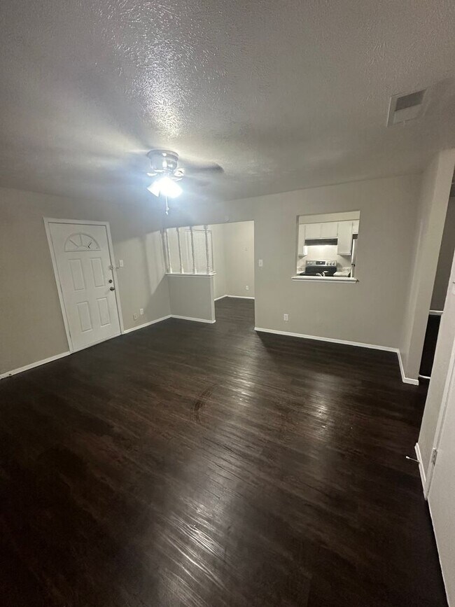667 Edgeglen Dr, Dallas, TX 75217