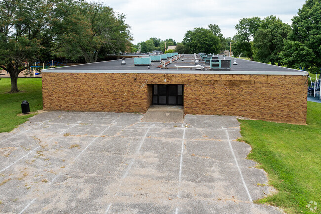 The student population of Fairlawn Elementary School is 422 and the school serves PK-5.