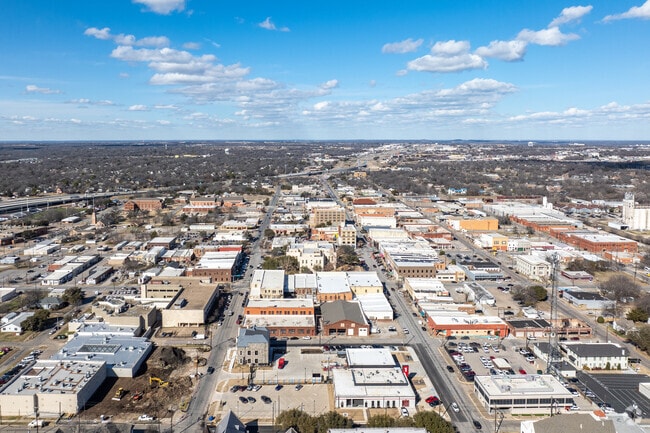 The local economy in Sherman thrives on manufacturing, retail, and healthcare industries.