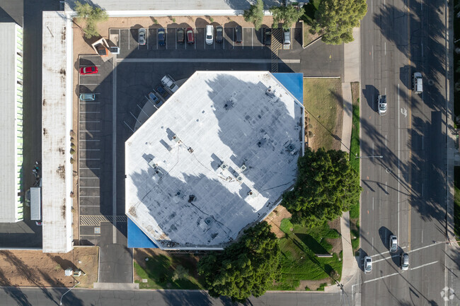 Pinnacle High School Tempe includes limited parking.