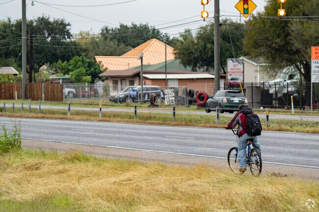 La Blanca has a population of approximately 2,488 as of 2010.