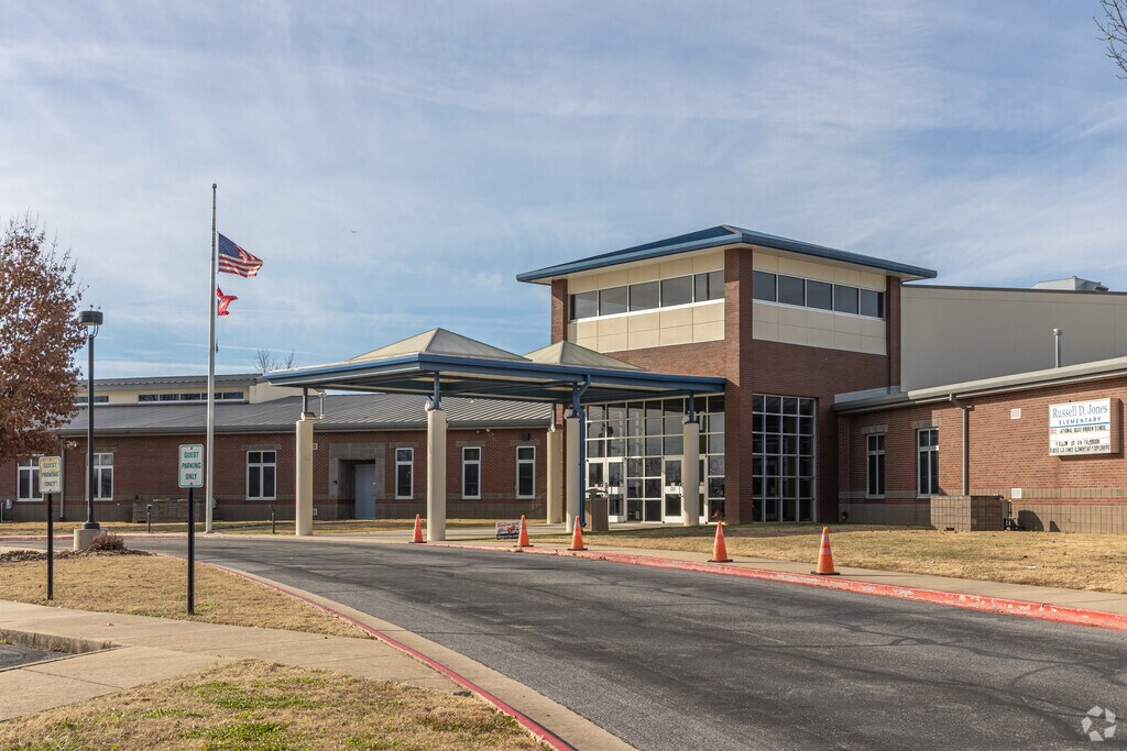 Jones Elementary School is an above average, public school located in Rogers.