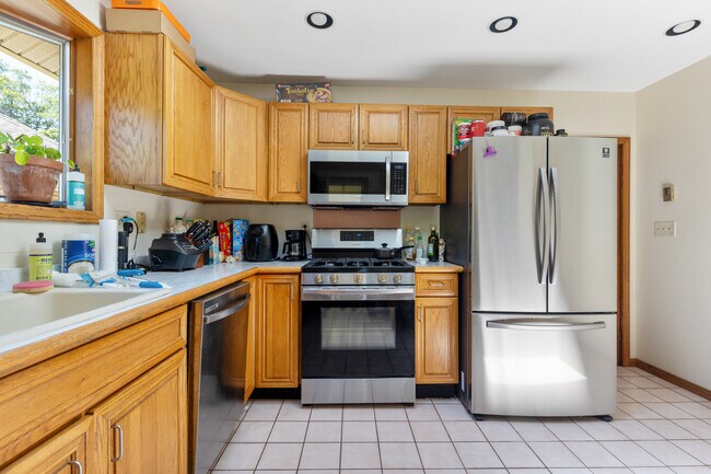 29 Murray Hill Rd unit 3, Cambridge, MA 02140 - photo 4