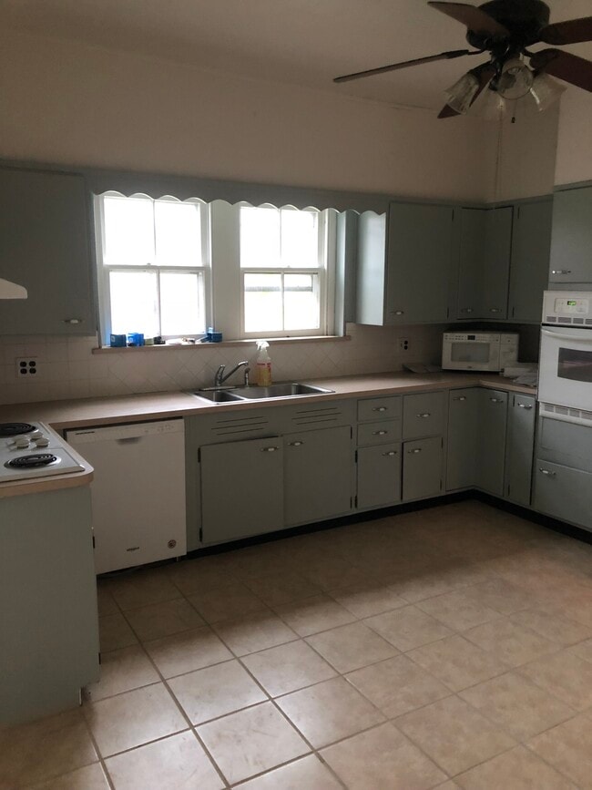 37 Prizer Rd unit 37 First Floor, Phoenixville, PA 19460 - photo 5