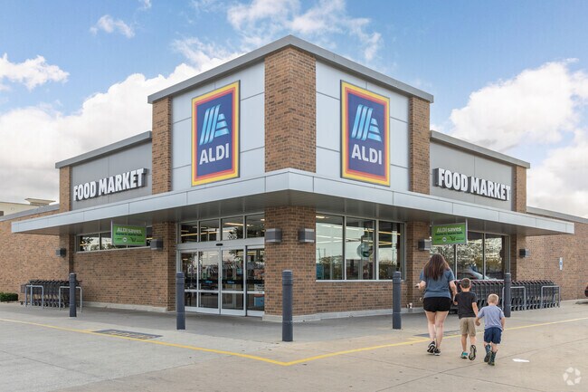 Discover all the major chain grocery  stores just minutes from Baker Woods.