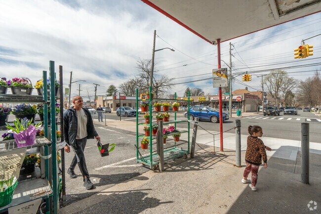 Silver Lake locals can pick-up fresh produce and groceries at Key Food.