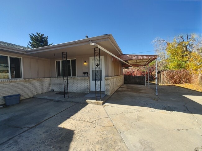 1 carport, 5 off-street parking spaces