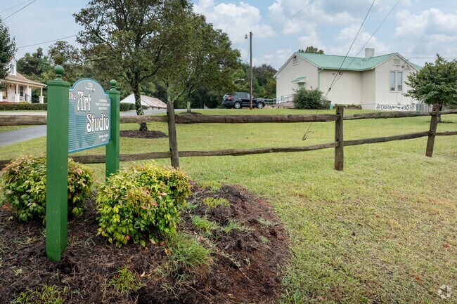 Weekly art classes and commuinty events take place at the Jackson Heights Art Center.