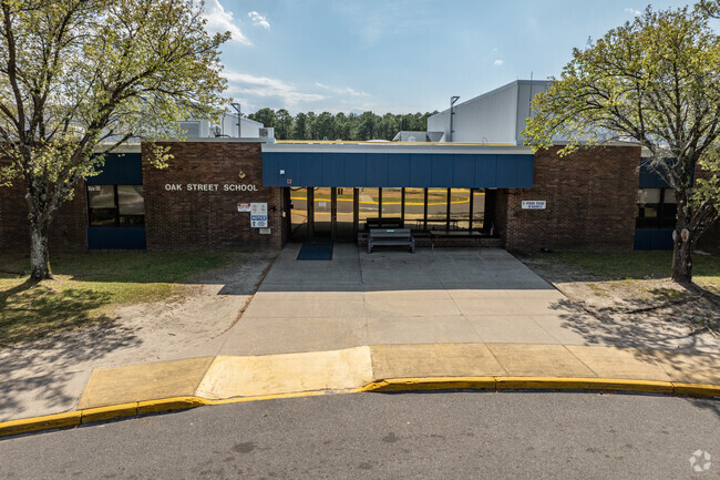 Oak St Elementary School in Lakewood.