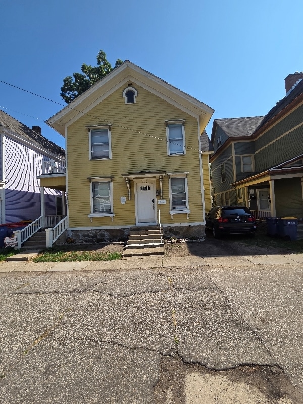 232 Oakley Place NE, Grand Rapids, MI 49503