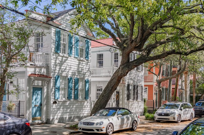 Radcliffeborough has stunning homes with colorful detail in Charleston.