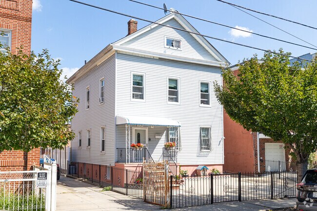 Unionport, The Bronx has modern single family homes.