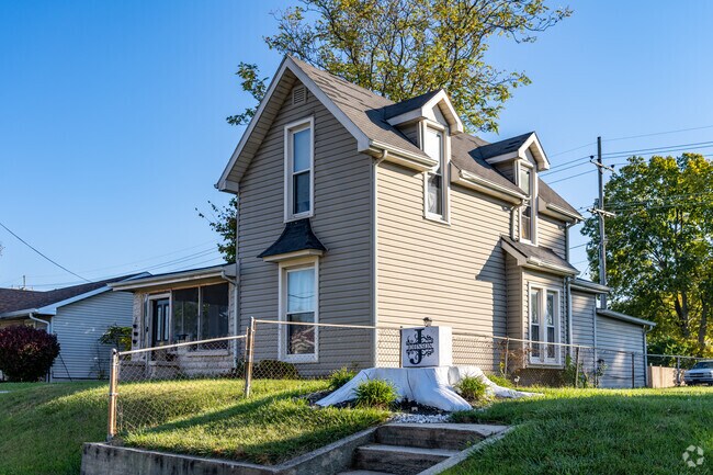 National style homes are the most common architectural type found in Downtown Marion.