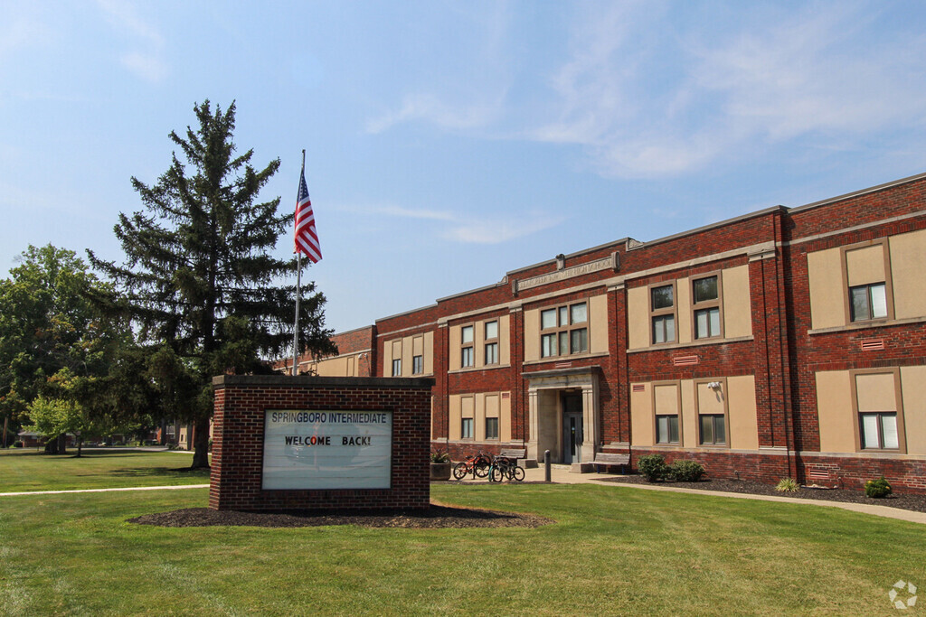 Springboro Intermediate School
provides education in the neighborhood of Springboro