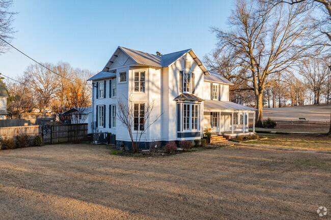 The heart of Arlington features several large historic homes.