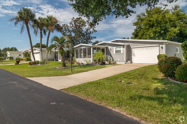 The Marina Cove area of Highlands Ridge has custom manufactured homes.