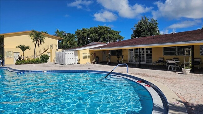 20200 NE 29th Ct unit 2, Miami, FL 33180 - photo 3