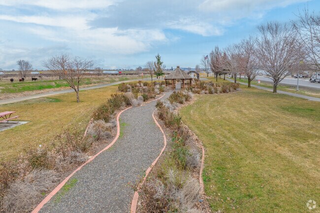 The Grandview Rose Garden provides a nice detoured segment of the Yakima Valley Pathway