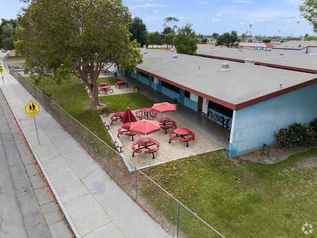 Rio Plaza Elementary School in Oxnard, Ca has many outdoor seating options.