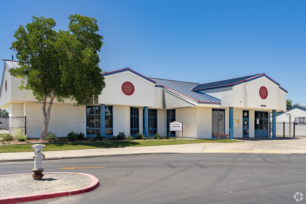 Lincoln Elementary School has all the modern educational equipment needed to help students.