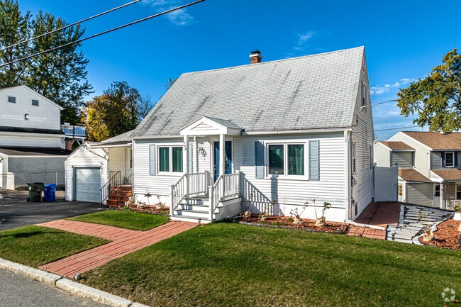 Smaller homes with detached garages are available in Highlands.