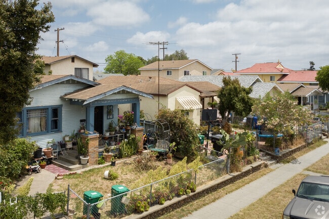 Many Fairmount Village residents reside in Craftsman homes with lively yards.