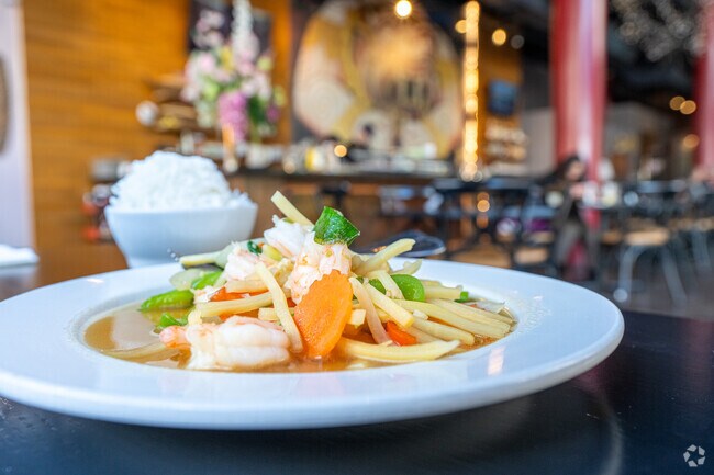 Try the authentic Thai food at Sen near Venice.