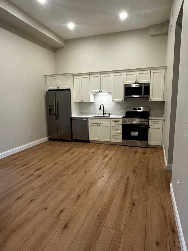 246 Front St unit 3, Lincoln, RI 02865 - photo 7