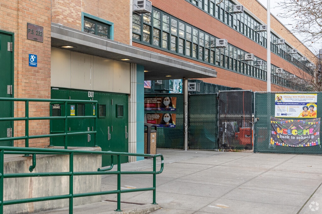 P.S. 232 Lindenwood is an above average, public school located in Howard Beach, NY.