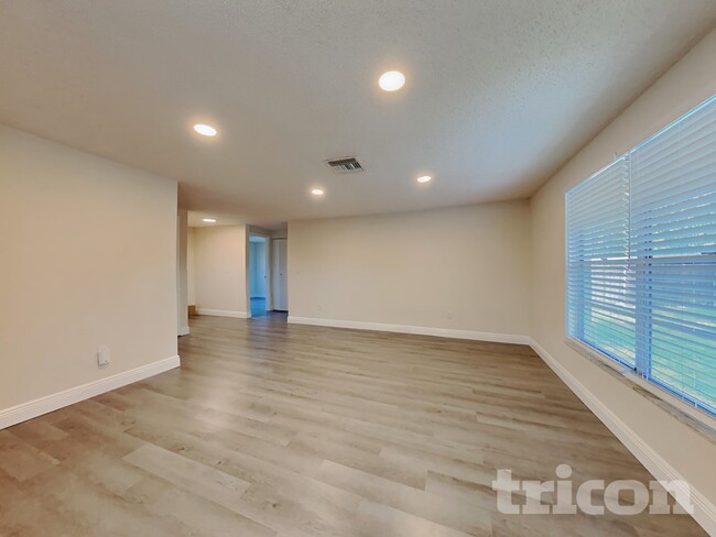 15936 Winding Dr, Tampa, FL 33624 - photo 2