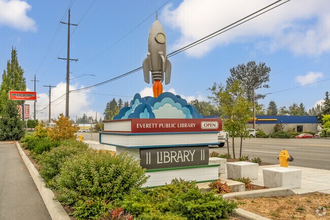 The library in Everett's Cascade View has a playful display.
