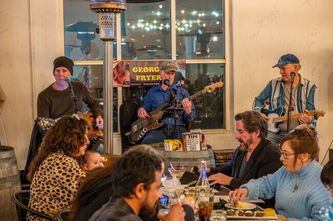 Enjoy the ambiance of live music at Alza Italian Restaurant near Coto de Caza.