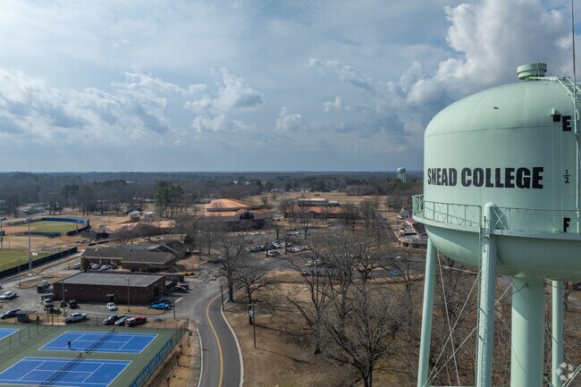 Sead State Community college in nearby Boaz, has an aviation annex in Albertville.