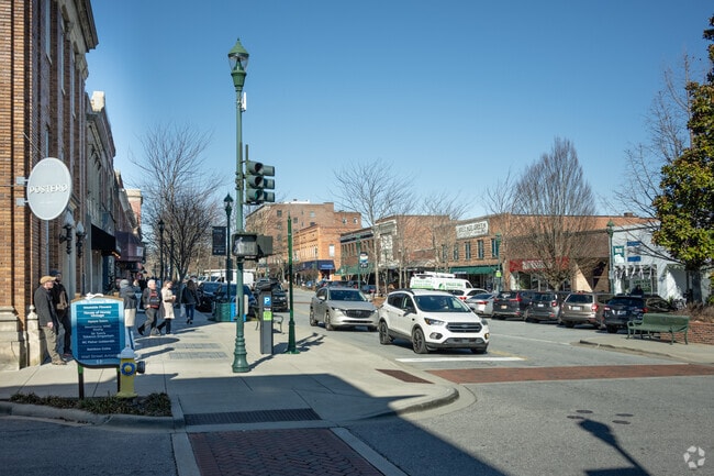 The Main Street Historic District has a great selection of restaurants in Hendersonville.
