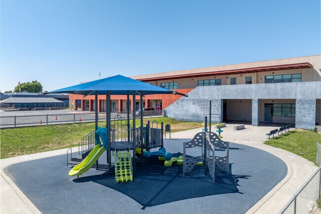 Will Rogers Elementary has a student-teacher ratio of 25:1, promoting personalized education.