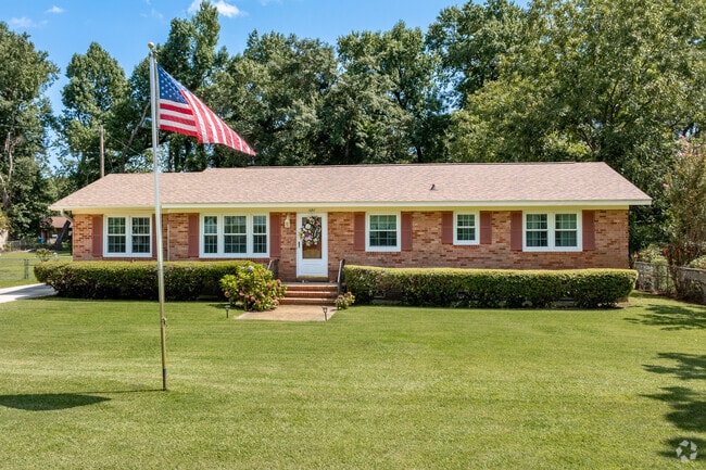 Brick ranch homes are among the most common in Longleaf Park.