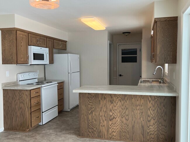 835 Maple St NE, Hutchinson, MN 55350 - photo 5