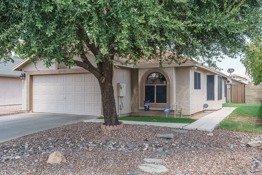 CHARMING 2 BED/2 BATH HOME!