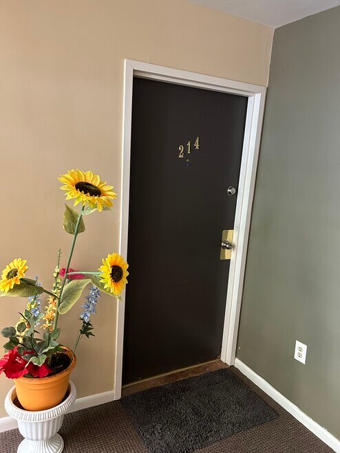 175 Mill Pond Rd unit 214, Hamden, CT 06514 - photo 1