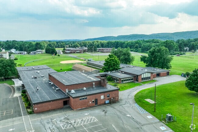 E.R. Crosby Elementary School has 303 students 37% of which are at least proficient in reading