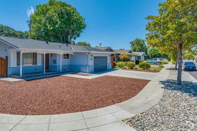Comanche California offers single-family homes built mostly in traditional craftsman style.