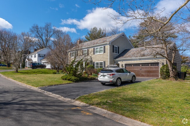 Picturesque colonial homes line the streets of Munsey Park.