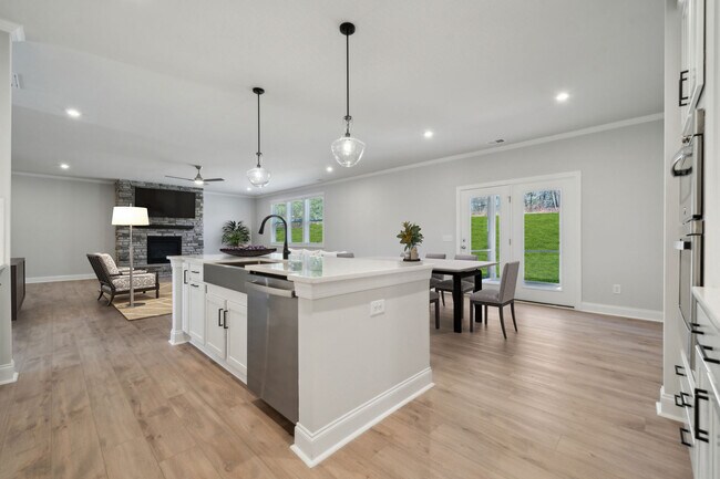 404 Balboa St, Matthews, NC 28104 - photo 4