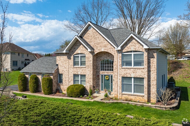 Traditional homes in Fullerton often have large well-maintained yards.