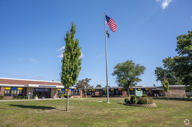 Northside Elementary School has 429 students in grades K-5 with a student-teacher ratio of 11:1.