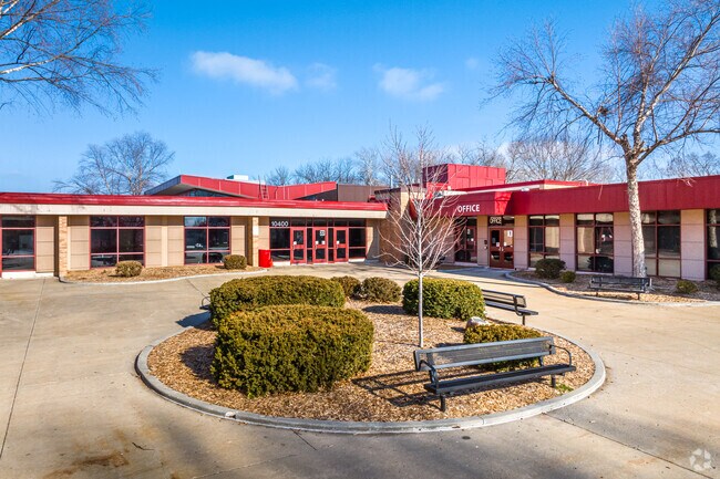 Hocker Grove Middle School welcomes parents and students to their school.