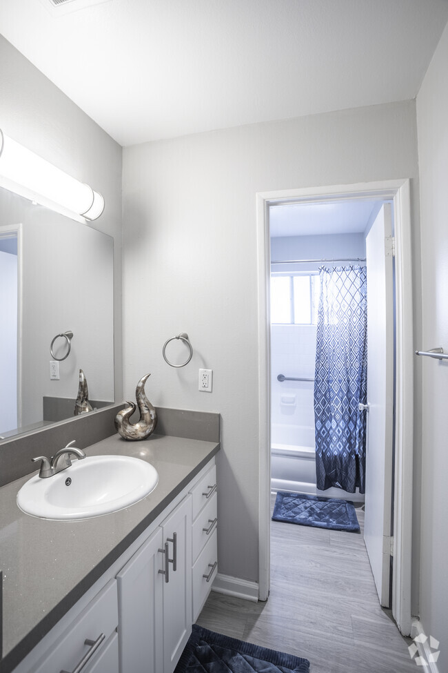 2 BR, 2 BA- 950 SF